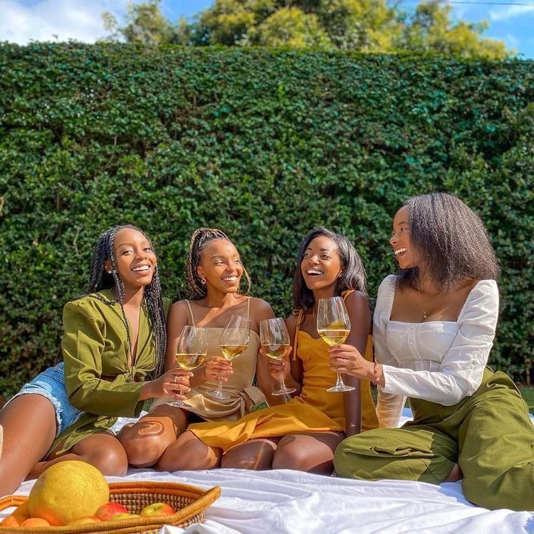 Ultimate Guide to Planning a Chic Summer Picnic (with Outfits, Food Ideas & Aesthetic Photo Tips)